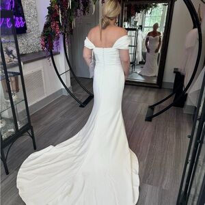 Evie Young Bridal Gown: Never worn no alterations